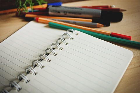 manuale a spirale bianca, scrivania, Linee, Nota, taccuino, bloc notes, gli appunti, carta, penna, matita, bianca, quaderno a spirale, in casa, nessuno, avvicinamento, natura morta, spirale, formazione scolastica, tavolo, vista dall'alto, libro, messa a fuoco selettiva, strumento di scrittura, pubblicazione, pagina, forniture per ufficio, vuoto, studiando, 5K, CC0, dominio pubblico, privo di copyright