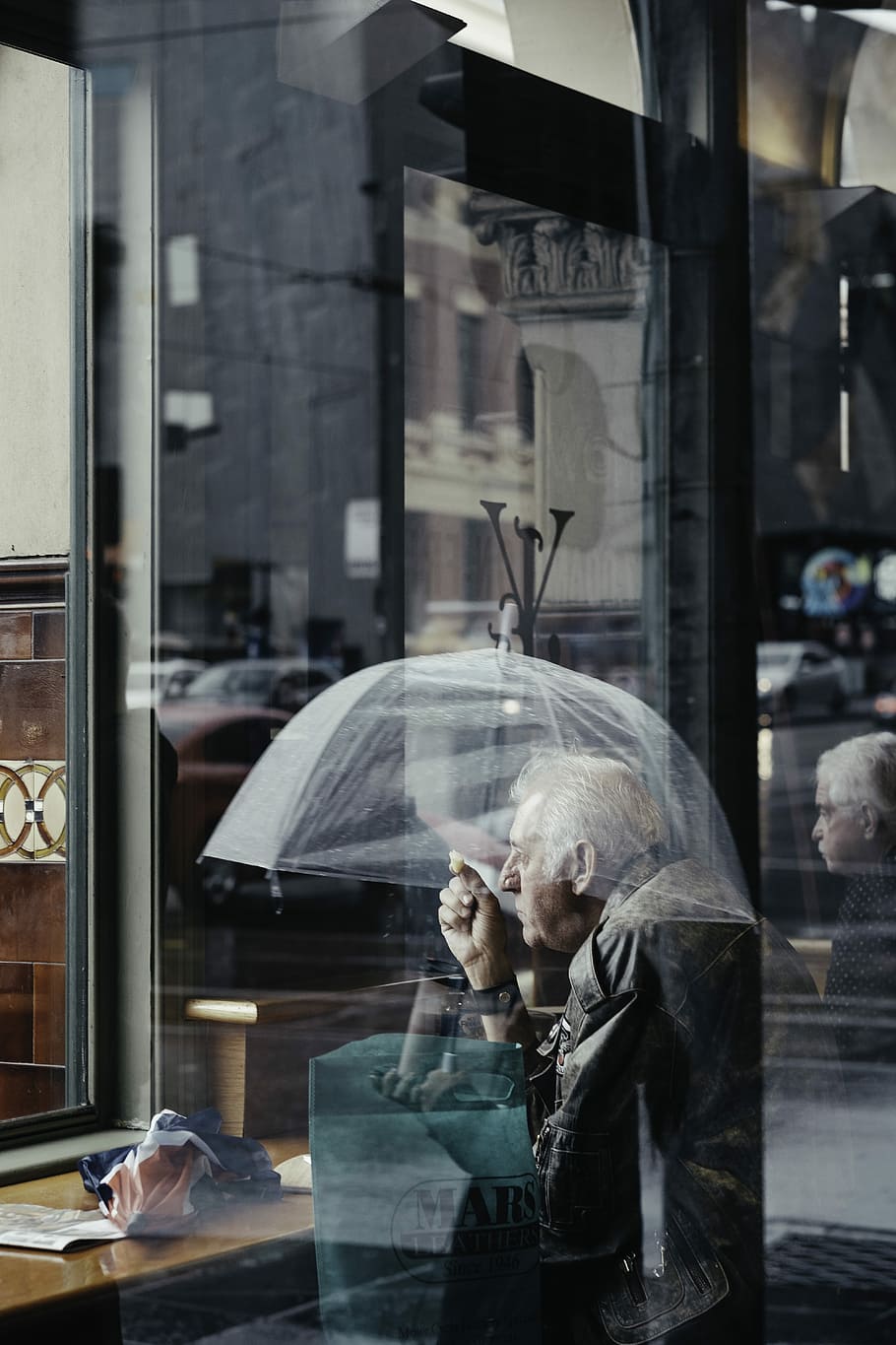 percorsi di attraversamento, uomo, portando, ombrello, pannello di vetro, giorno, riflessione, persona, copertura, strada, vetro - materiale, trasparente, una persona, finestra, persone reali, adulto, uomini, stili di vita, donne, maschi, dalla vita in su, adulto maturo, memorizzare, modo di trasporto, rappresentazione umana, in piedi, esterno dell'edificio, all'aperto, esposizione al dettaglio, uomini maturi, 5K