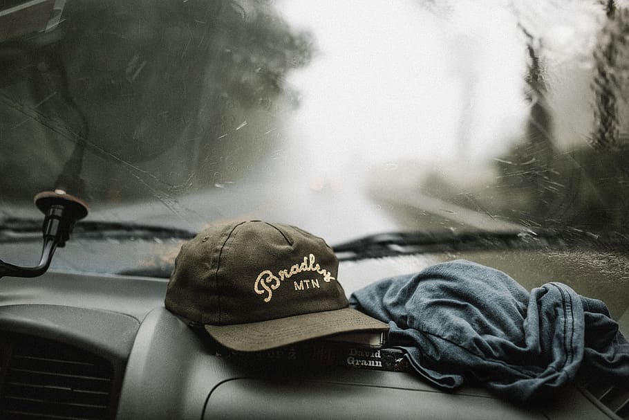 negre, blanc, gorra de beisbol, gris, samarreta, superior, compartiment dels guants, endins, cotxe, fotografia de desplaçament inclinat, tapa, la vida, fora de la pantalla, viatge, excursió, plujós, transport, a l'aire lliure, vehicle terrestre, mode de transport, dia, cap gent, vaixell nàutic, primer pla, manera de transport, vidre - material, automòbil, interior del vehicle, a l'interior, text, comunicació, parabrisa, interior del cotxe, viatjar, guió occidental, finestra, transparent, naturalesa, missatge, viatge de carretera, 5K