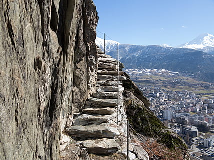 alp, iz, valais, mimari, dağ, yapılı yapı, doğa, dış yapı, Kaya, gün, Kent, dağ silsilesi, katı, açık havada, kaya - nesne, bina, insansız, arazi, manzaralar - doğa, gökyüzü, çevre, doğada güzellik, seyahat, formasyon, 4K, CC0, kamu malı, telif ücretsiz