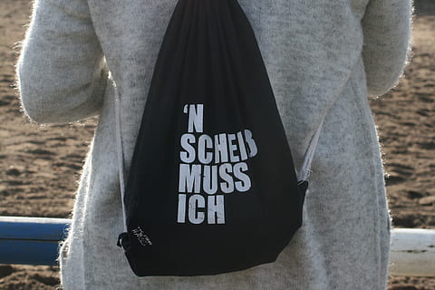 Frau, Tragen, schwarz, Tunnelzug Rucksack, Rucksack, Tasche, Gepäck, Sprichwort, Mist, Weiß, Text, westliche Schrift, Kommunikation, eine Person, Legere Kleidung, Rückansicht, Tag, Mittelteil, Stehen, Kleidung, echte Menschen, Männer, Nahansicht, Großbuchstabe, Zeichen, Botschaft, halten, Lebensstile, Teenager, 4K, CC0, gemeinfrei, lizenzfrei