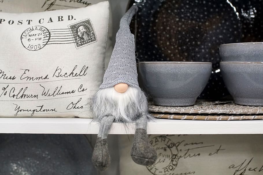 bols de ceràmica grisos, imp, nina, figura, nan, divertit, bonic, deco, decoració, són, dolç, Nadal, gnome, et desitjo, nadó de joguina, teixit, mascles, petit, florència, hivern, tancar, kobold, accessori per a la llar, targeta de felicitació, contes de fades, creativitat, coixí, t, ceràmica, part del cos humà, secció mitjana, a l'interior, mà humana, mà, primer pla, una persona, text, roba casual, art i artesania, part del cos, tèxtil, adult, membre, paper, artesania, celebració, estils de vida, extremitat humana, 5K