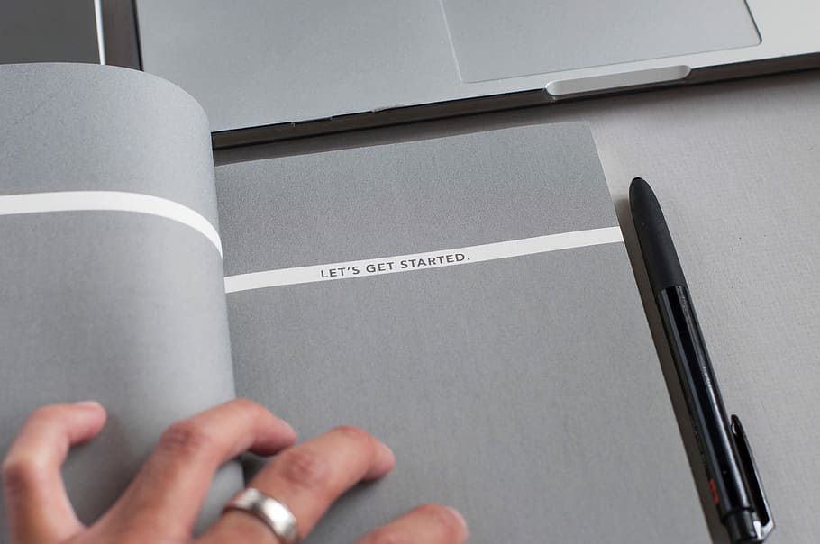 grigio, bianca, manuale, nero, penna, accanto, libro, Iniziamo, mano, Nota, parte del corpo umano, mano umana, in casa, persone, adulto, carta, attività commerciale, avvicinamento, dati, Business aziendale, tecnologia, detenzione, uomo d'affari, documento, comunicazione, donna d'affari, ufficio, parte del corpo, color argento, inserzione, lavoro d'ufficio, 4K