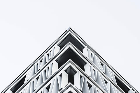 hvid, grå, abstrakt, tapet, arkitektur, bygget struktur, bygning udvendig, vindue, kontorbygning, moderne, facade, skyskraber, forretning, urban scene, afspejling, byggebranchen, lav vinkel visning, trekant form, skyfri himmel, bygning, ingen mennesker, himmel, kopiere plads, geometrisk form, form, dag, mønster, natur, udendørs, design, rækværk, direkte under, 4K, CC0, offentligt domæne, royaltyfrie