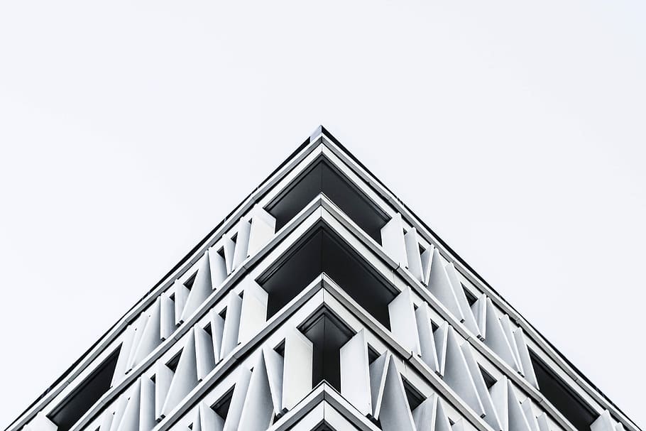 bianca, grigio, astratto, sfondo, architettura, struttura costruita, esterno dell'edificio, finestra, edificio per uffici, moderno, facciata, grattacielo, attività commerciale, scena urbana, riflessione, industria di costruzioni, Inquadratura dal basso, forma triangolare, cielo sereno, costruzione, nessuno, cielo, copia spazio, forma geometrica, forma, giorno, modello, natura, all'aperto, design, ringhiera, direttamente sotto, 4K