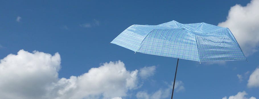 blau, paraigua, fons del cel, estiu, núvols, festa, aire, núvol, cel blau, para-sol, temporada, relaxació, descuit, alegria, fons de facebook, banner, fons, cel, a l'aire lliure, núvol - cel, cap gent, naturalesa, dia, vista d’angle baix, paper, volant, medi ambient, vent, moviment, cadena, còpia espai, Finances, cloudscape, Color blanc, símbol, meteorologia, 2K