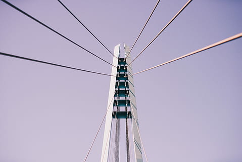 bianca, torre di supporto del ponte, Basso, foto ad angolo, ponte, chiaro, cielo, cavi, Torre, architettura, struttura, nube, pilastro, corda, prospettiva, minimalista, Inquadratura dal basso, cavo, struttura costruita, cielo sereno, nessuno, connessione, mezzi di trasporto, elettricità, natura, alto - alto, all'aperto, giorno, tecnologia, esterno dell'edificio, combustibile e produzione di energia, modo di trasporto, città, Alimentazione elettrica, direttamente sotto, grattacielo, barca a vela, 5K, CC0, dominio pubblico, privo di copyright