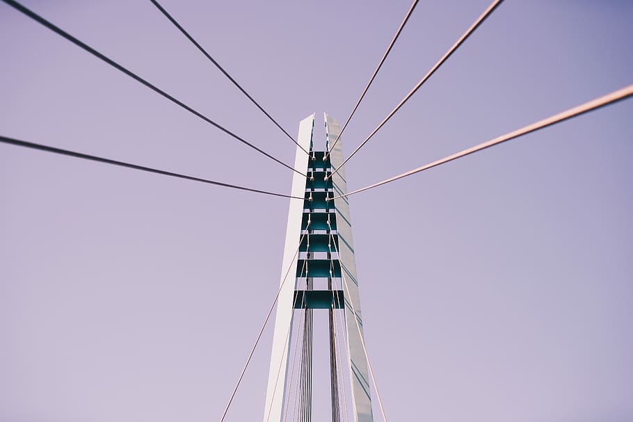 bianca, torre di supporto del ponte, Basso, foto ad angolo, ponte, chiaro, cielo, cavi, Torre, architettura, struttura, nube, pilastro, corda, prospettiva, minimalista, Inquadratura dal basso, cavo, struttura costruita, cielo sereno, nessuno, connessione, mezzi di trasporto, elettricità, natura, alto - alto, all'aperto, giorno, tecnologia, esterno dell'edificio, combustibile e produzione di energia, modo di trasporto, città, Alimentazione elettrica, direttamente sotto, grattacielo, barca a vela, 5K