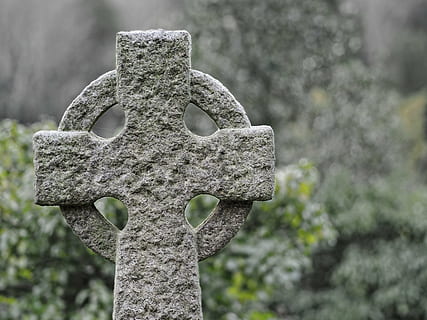 croce di cemento grigia, pietra, celtico, attraversare, antico, Croce celtica, cimitero, tomba, memoriale, cristiano, cristianesimo, monumento, pietra tombale, sepoltura, lapide, pietra sepolcrale, sepolto, religioso, simbolo, Morte, concentrarsi sulle conoscenze acquisite, nessuno, giorno, solido, avvicinamento, natura, all'aperto, materiale lapideo, pianta, religione, albero, vecchio, credenza, emozione, lichene, 4K, CC0, dominio pubblico, privo di copyright