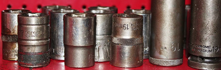 lot atomitzador de metall platejat, taller, eina, allen, clau anglesa, torres, metall, artesania, cotxe, cruixir, text, a l'interior, primer pla, cap gent, color plata, guió occidental, vermell, comunicació, centrar-se en primer pla, vell, grup d'objectes, natura morta, publicació, arranjament, plata - metall, grup, llibre, signe, objectes fets per l’home, acer, cuir, 4K