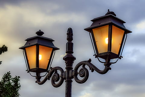 lampada, lanterna, luce, design, decorazione, Vintage ▾, decorativo, illuminazione, retrò, stile, attrezzatura per l'illuminazione, lampione, cielo, nuvola - cielo, illuminato, strada, lampada elettrica, crepuscolo, natura, luce a gas, all'aperto, nessuno, luce elettrica, in stile retrò, tramonto, Inquadratura dal basso, elettricità, ferro battuto, 5K, CC0, dominio pubblico, privo di copyright