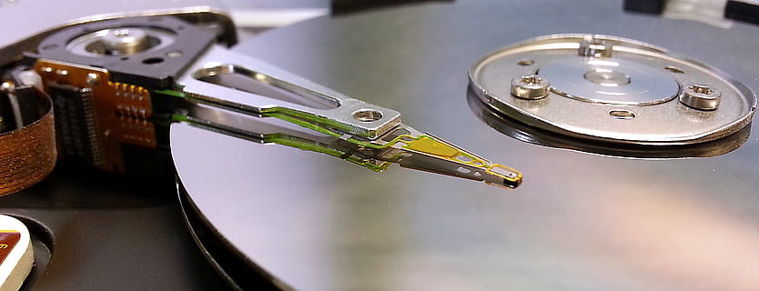 Festplatte, Geschäft, hdd, Computer, Speichermedium, pc, Digital, Hardware-, Datenspeicher, Platte, Massenspeicher, Datenschutz-Bestimmungen, Hacker, sata, Metall, Nahansicht, drinnen, Musik-, Musikinstrument, Technologie, keine Leute, Kunst, Kultur und Unterhaltung, Kommunikation, High Angle View, Ausrüstung, glänzend, Waffe, Aufzeichnung, Drehscheibe, Musikausrüstung, Verbindung, Nostalgie, elektrische Ausrüstung, sauber, 2K, CC0, gemeinfrei, lizenzfrei
