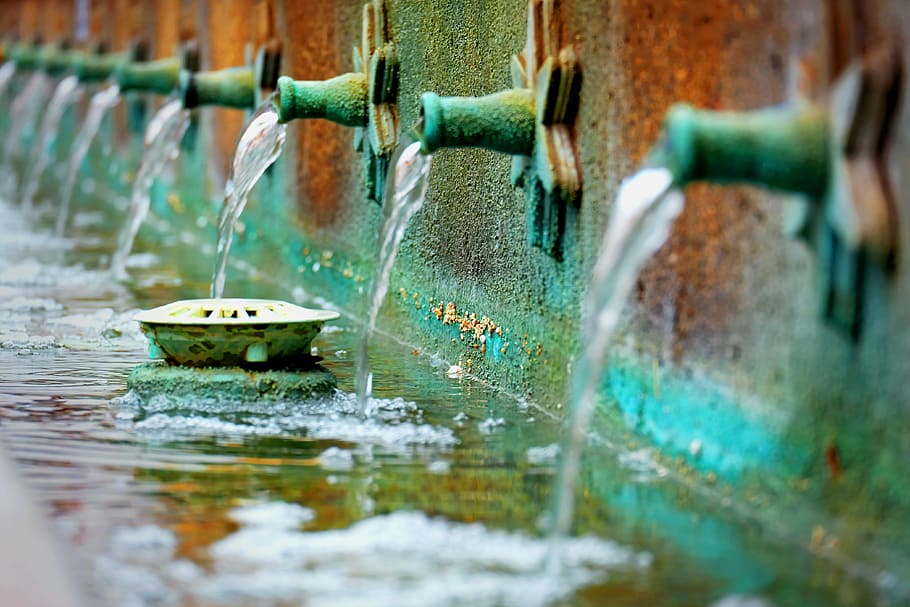 Wasser, Quelle, Quellen, h2o, nass, Spritzen, fallen, draußen, Flüssigkeit, Garten, selektiver Fokus, Bewegung, Natur, keine Leute, Tag, fließendes Wasser, die Architektur, Nahansicht, Brunnen, plantschen, Erfrischung, Metall, fließend, Trinken, 4K