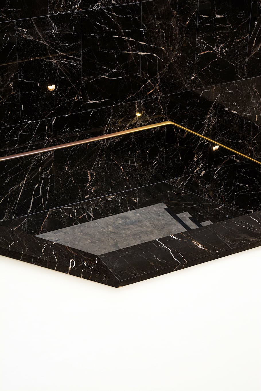 negre, blanc, granit, rajola, marbre, pis, reflexió, cap gent, temperatura de fred, neu, hivern, nit, naturalesa, color negre, vista d’angle alt, nevar, a l'interior, primer pla, sòls, arbre, material de fusta, arquitectura, fosc, planta, sòl de rajoles, 5K