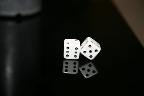 held, djævel knogler, data, spil, lidenskab, gambling, fritidsspil, terninger, chance, domino, kunstkultur og underholdning, lempelse, fritidsaktivitet, mulighed, indendørs, tæt på, terningform, nummer, chancespil, bord, ingen mennesker, fokus på forgrunden, høj vinkel visning, to objekter, risiko, sort baggrund, natteliv, 4K, CC0, offentligt domæne, royaltyfrie