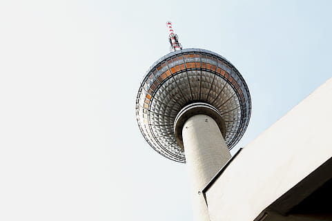 foto de baix angle, edifici de la cúpula, torre de cn, blanc, de gran alçada, torre, estructura, arquitectura, edifici, torre de comunicacions, difusió, antena - antena, equips de telecomunicacions, exterior de l'edifici, estructura construïda, tecnologia, lloc famós, antena parabòlica, comunicació, ciutat, vista d’angle baix, cel, dia, cel clar, còpia espai, destinacions de viatge, cap gent, naturalesa, viatjar, a l'aire lliure, comunicacions globals, gratacels, fletxa, 2K, CC0, domini públic, lliure de regalies