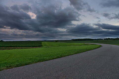 nuvens, nublado, por do sol, céu, clima, estrada, colorida, panorama, paisagens lindas, natural, iluminação externa, exterior, natureza, cena rural, nuvem - céu, grama, campo, agricultura, verão, Prado, Fazenda, ao ar livre, azul, meio Ambiente, transporte, cor verde, terra, cena tranquila, beleza na natureza, tranquilidade, scenics - natureza, plantar, ninguém, o caminho a seguir, 4K, CC0, domínio público, royalty free