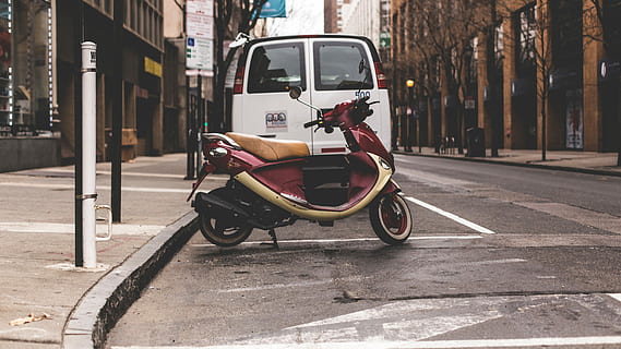 Fotografie, rot, Motorroller, Weiß, van, braun, Beton, Gebäude, weißer van, Straße, städtische Szene, Stadt leben, Transport, Stadt, draußen, Fahrrad, der Verkehr, Transportart, Farbbild, Tag, Transportmittel, Landfahrzeug, die Architektur, Gebäudehülle, gebaute Struktur, Kraftfahrzeug, Auto, stationär, Sonnenlicht, Zeichen, zufällige Menschen, Stadtstraße, Fußweg, 5K, CC0, gemeinfrei, lizenzfrei
