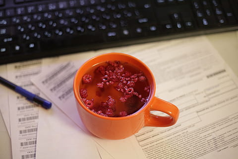 Getränk, Wasser trinken, Himbeere, Arbeitsplatz, orangefarbene Tasse, Früchtetee, brechen, Tasse, Essen und Trinken, Computer, Kommunikation, Becher, Technologie, kabellose Technologie, Tastatur, drinnen, Laptop, Lebensmittel, Computerausrüstung, Tabelle, Computer Tastatur, keine Leute, Verbindung, Nahansicht, Papier-, Schüssel, Geschirr, 5K, CC0, gemeinfrei, lizenzfrei