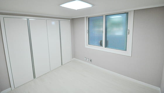 interiør, design, hjem, bin, innendørs, ingen folk, hjemlige rom, vindu, hjem interiør, tømme, veggbyggingsfunksjon, arkitektur, moderne, hvit farge, gulv, tak, fravær, baderom, soverom, dag, enkelhet, møbler, 4K, CC0, offentlig domene, opphavsrett gratis