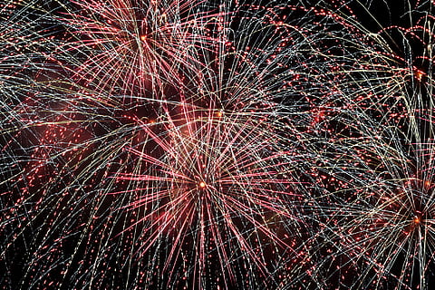 fotografie aproape, roșu, focuri de artificii, a închide, fotografie, abstract, explodează, fundaluri, celebrare, foc de artificii - obiect de om, noapte, foc de artificii, luminos, culoare neagră, model, nici o persoana, iluminat, mişcare, arta culturii și divertismentului, vedere unghiulară joasă, eveniment, expunere lungă, mișcare încețoșată, cer, scântei, natură, ușoară, 1080P, CC0, domeniu public, fără drepturi de autor