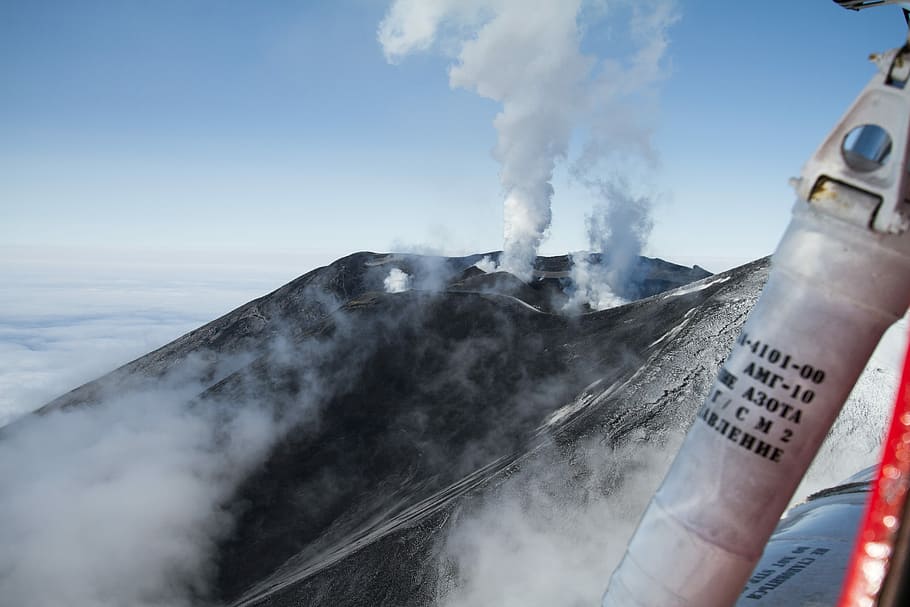 kamchatka, hora s kouřem, hora, sopka, mikrolight, kluzák, kouř - fyzikální struktura, den, sdělení, podepsat, pohyb, nebe, Příroda, varovná cedule, geologie, venku, přeprava, zničení, nehody a katastrofy, erupce, voda, pára, nikdo, životní prostředí, přistát, způsob dopravy, znečištění, moci, explozivní, 5K