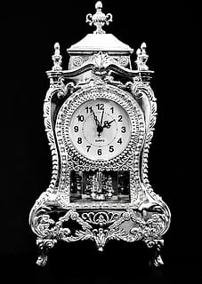 ceas, timp, argint, analog, timp de, ac indicator, priveste, vechi, antic, nostalgie, de modă veche, un singur obiect, Fundal negru, argint - metal, nici o persoana, a închide, fata de ceas, zi, studio shot, în interior, artă și sculptură, metal, model, bogatie, proiecta, bogat ornamentat, ambarcațiune, luxos, decor, vedere unghiulară joasă, argintiu colorat, model floral, 5K, CC0, domeniu public, fără drepturi de autor