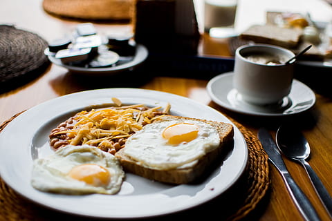 Spiegeleier, Bohnen, Brot, Frühstück, Keramik, Tasse, Lebensmittel, Gabel, Messer, Becher, Teller, Untertasse, Essen und Trinken, Mahlzeit, Tabelle, fertig für den Verzehr, Kaffee trinken, Spiegelei, Kaffeetasse, Frische, Ei, drinnen, Kaffee, Getränk, gesundes Essen, keine Leute, selektiver Fokus, gebraten, Sonnenseite nach oben, Geschirr, Tischmesser, 5K, CC0, gemeinfrei, lizenzfrei