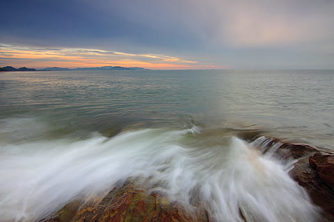 szenisch, Aussicht, Wolkengebilde, Sonnenuntergang, Strand, Dämmerung, Abend, Landschaft, Natur, Ozean, draußen, Fluss, Felsen, Meer, seelandschaft, Himmel, Sonne, Sonnenaufgang, Surfen, Zeitraffer, Reise, Wasser, Wellen, Szenen - Natur, wolke - himmel, Schönheit in der Natur, ruhige Szene, Ruhe, Land, Bewegung, Horizont über Wasser, keine Leute, idyllisch, Horizont, Langzeitbelichtung, Nicht-städtische Szene, 1080P, CC0, gemeinfrei, lizenzfrei