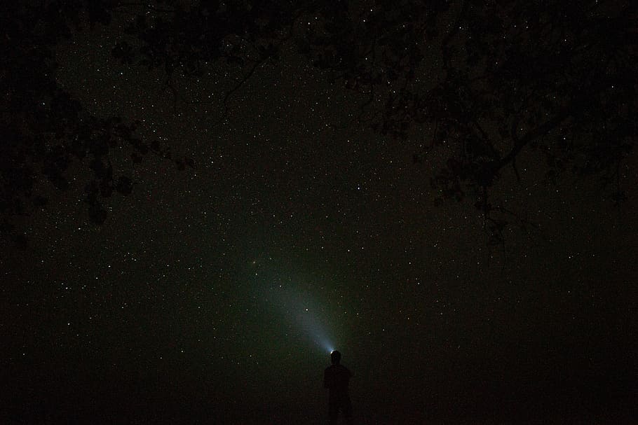 silueta, persona, assenyalant, llanterna, cel, nit, foto, de peu, cel estrellat de la nit, torxa, llum, fosc, estrella, ombra, caribbean see, veure, Via Làctea, faro, cel nocturn, estrella - espai, espai, astronomia, galàxia, camp estel·lar, una persona, bellesa a la natura, naturalesa, escenics - natura, infinit, constel · lació, il·luminat, espai i astronomia, 5K