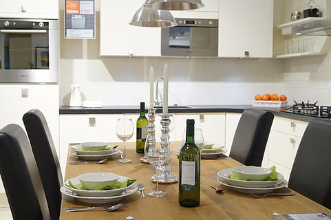 cena, tavolo, vino, tavola apparecchiata, cucina, casa, cucina domestica, stanza domestica, cibo e bevande, attrezzature domestiche, contenitore, in casa, interno di casa, nessuno, cibo, vita domestica, bottiglia, apparecchio, utensile da cucina, ciotola, bancone della cucina, assenza, mangiare sano, moderno, bicchiere, 5K, CC0, dominio pubblico, privo di copyright