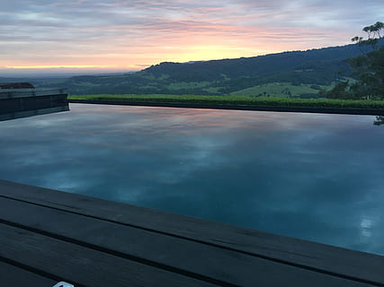 solnedgang, afspejling, svømmepøl, pool, uendelig pool, horisont, natur, blå, vand, udendørs, himmel, ingen mennesker, sky - himmel, sø, landskab, scenics, sommer, rolig scene, scenics - natur, skønhed i naturen, ro, bjerg, idyllisk, ikke-urbane scene, bjergkæde, miljø, 2K, CC0, offentligt domæne, royaltyfrie
