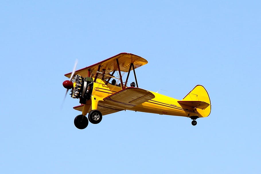 gul, flyvende, klar, blå, himlen udsigt, jord, dagtimerne, biplan, fly, oldtimer, propel, flyve, luftfart, pilot, transportmidler, lav vinkel visning, helikopter, skyfri himmel, himmel, luftfartøj, transportform, natur, ingen mennesker, dag, solrig, bevægelse, udendørs, på farten, Midt i luften, kopiere plads, 1080P