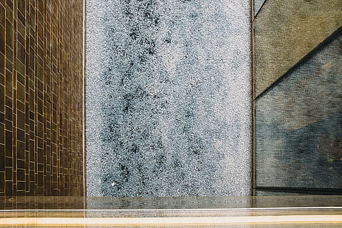 Wand, Textur, Fliese, Haus, die Architektur, gebaute Struktur, Wandbau - Funktion, Gebäudehülle, Muster, keine Leute, Tag, texturiert, Vollbild, Gebäude, Hintergründe, draußen, Bodenbelag, Sonnenlicht, Backstein, modern, Natur, Stadt, Beton, 4K, CC0, gemeinfrei, lizenzfrei