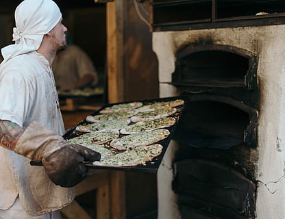 uomo, detenzione, nero, vassoio, panettiere, pane, Pizza, cottura al forno, capocuoco, caldo, forno, cucina, mangiare, cibo, cena, cenare, ristorante, bar, vita lenta, Slow Food, persona, al forno, una persona, preparazione, adulto, occupazione, in casa, cibo e bevande, uomini, metà adulto, lavoro, abilità, freschezza, grembiule, giorno, metà uomini adulti, preparando il cibo, 4K, CC0, dominio pubblico, privo di copyright