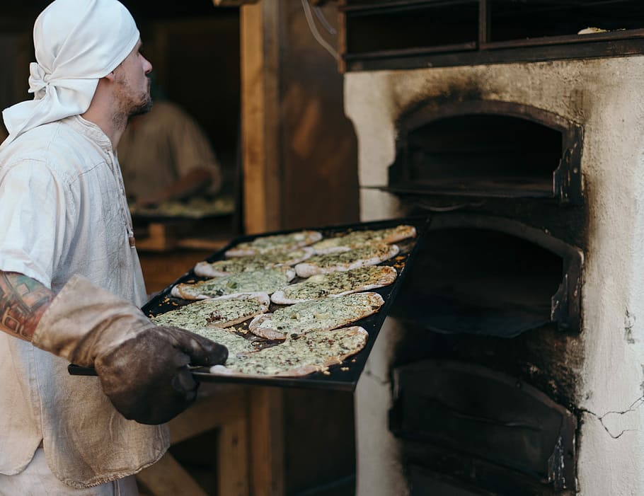 uomo, detenzione, nero, vassoio, panettiere, pane, Pizza, cottura al forno, capocuoco, caldo, forno, cucina, mangiare, cibo, cena, cenare, ristorante, bar, vita lenta, Slow Food, persona, al forno, una persona, preparazione, adulto, occupazione, in casa, cibo e bevande, uomini, metà adulto, lavoro, abilità, freschezza, grembiule, giorno, metà uomini adulti, preparando il cibo, 4K