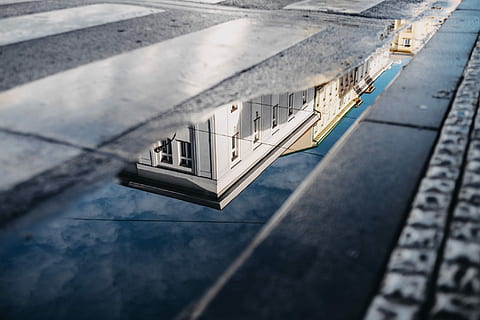 foto, edificio, reflejando, agua, charco, reflexión, casa, arquitectura, exterior del edificio, estructura construida, nadie, día, al aire libre, ciudad, naturaleza, enfoque selectivo, vista de ángulo bajo, de cerca, pared - característica de la construcción, centrarse en primer plano, luz del sol, calle, hormigón, 2K, CC0, dominio público, libre de derechos
