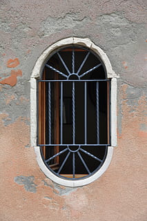 vindue, arkitektur, gitter, vinduesgitter, hjem, væg, hauswand, facade, gammelt vindue, schmiedeeisen, smedejern, bygget struktur, bygning udvendig, bygning, geometrisk form, dag, ingen mennesker, murbygningsfunktion, sikkerhed, lukket, form, bue, beskyttelse, udendørs, gammel, design, metal, vinduesramme, 4K, CC0, offentligt domæne, royaltyfrie