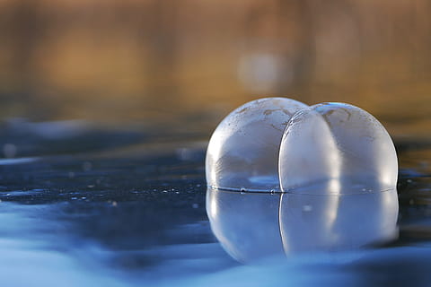 acque, riflessione, natura, freddo, ghiaccio, congelato, palla, Bolle di sapone, inverno, brina, magia invernale, umore, banca, stagno, lago, thurgau, gräppelensee, Alpstein, Svizzera, blu, acqua, avvicinamento, nessuno, messa a fuoco selettiva, temperatura fredda, singolo oggetto, la neve, in casa, concentrarsi sulle conoscenze acquisite, vetro - materiale, forma, giorno, natura morta, sfera, 4K, CC0, dominio pubblico, privo di copyright