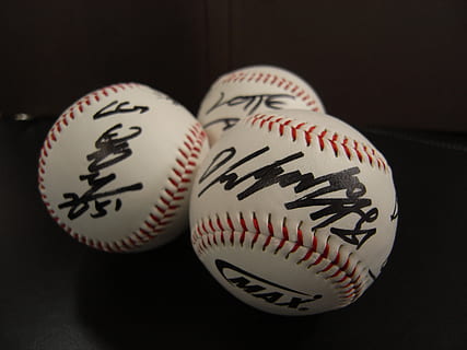 KBO, baseball professionista, baseball, merluzzo, palla autografata, in casa, avvicinamento, nessuno, natura morta, testo, comunicazione, sceneggiatura occidentale, arte e artigianato, cibo e bevande, creatività, tavolo, cibo, a forma di cuore, concentrarsi sulle conoscenze acquisite, legno - materiale, messa a fuoco selettiva, Colore bianco, palla, gruppo di oggetti, palla da baseball, sfondo nero, 2K, CC0, dominio pubblico, privo di copyright