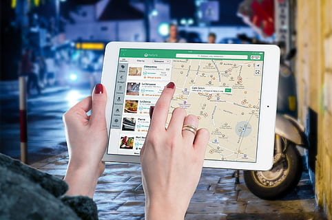 person, pekefinger, peker, gps kartskjermvisning, hvit, ipad, natt, kart, tablett, internett, skjerm, multimedia, informasjon, restaurant, navigasjon, mock up, app, reise, by, guide, eple, applikasjon, touch-skjerm, elektronisk, mobilitet, digitalt, media, mobil, vise, enhet, utstyr, hånd, menneskelig kroppsdel, menneskelig hånd, kun en kvinne, bare kvinner, voksen, én person, holding, kommunikasjon, ekte folk, trådløs teknologi, forbindelse, fokusere på forgrunnen, teknologi, livsstil, fritidsaktivitet, nærbilde, kvinner, kroppsdel, finger, 4K