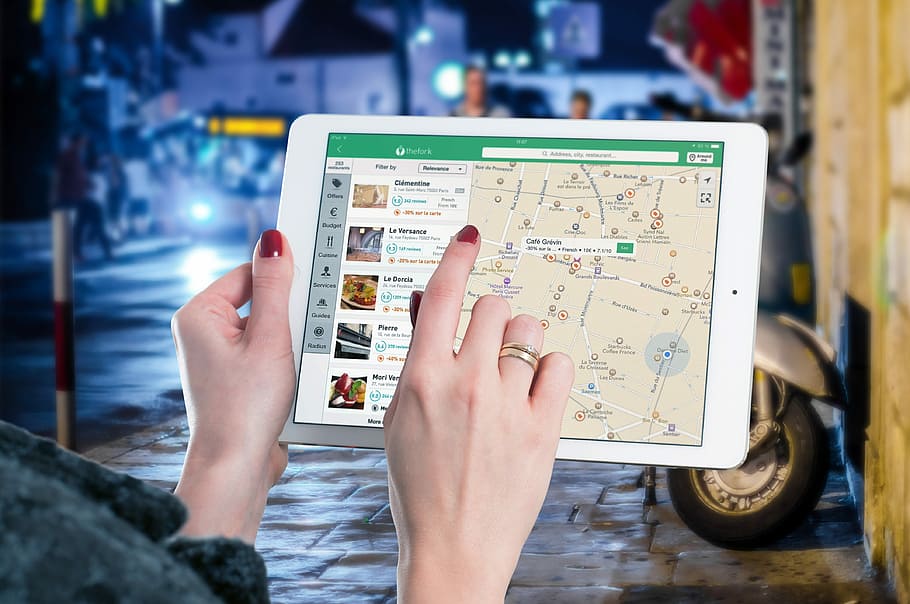 osoba, ukazováček, polohovací, zobrazení mapy gps, bílý, ipad, noční dobu, mapa, tableta, Internet, obrazovka, multimédia, informace, restaurace, navigace, vysmívat se, aplikace, cestovat, cesta, město, průvodce, jablko, Dotyková obrazovka, elektronický, mobility, digitální, médií, mobilní, pohybliví, Zobrazit, přístroj, zařízení, ruka, část lidského těla, lidské ruky, pouze jedna žena, pouze ženy, dospělý, jedna osoba, hospodářství, sdělení, skutečných lidí, bezdrátové technologie, spojení, zaměřit se na popředí, technologie, životního stylu, volnočasové aktivity, detail, ženy, část těla, prst, 4K