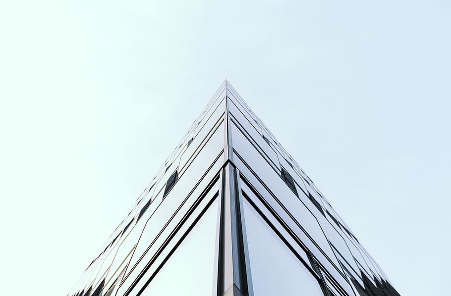 cuc, vista d'ulls, concret, edifici, vista dels ulls del cuc, arquitectura, modern, edifici d'oficines, estructura construïda, finestra, reflexió, gratacels, vidre - material, negocis, exterior de l'edifici, blau, escena urbana, acer, industria de la construcció, futurista, cel, torre, façana, resum, cap gent, vista d’angle baix, naturalesa, còpia espai, ciutat, indústria, metall, exterior d’edifici d’oficines, transport, forma de triangle, alta - alta, a l'aire lliure, aliatge, directament a sota, color plata, 5K