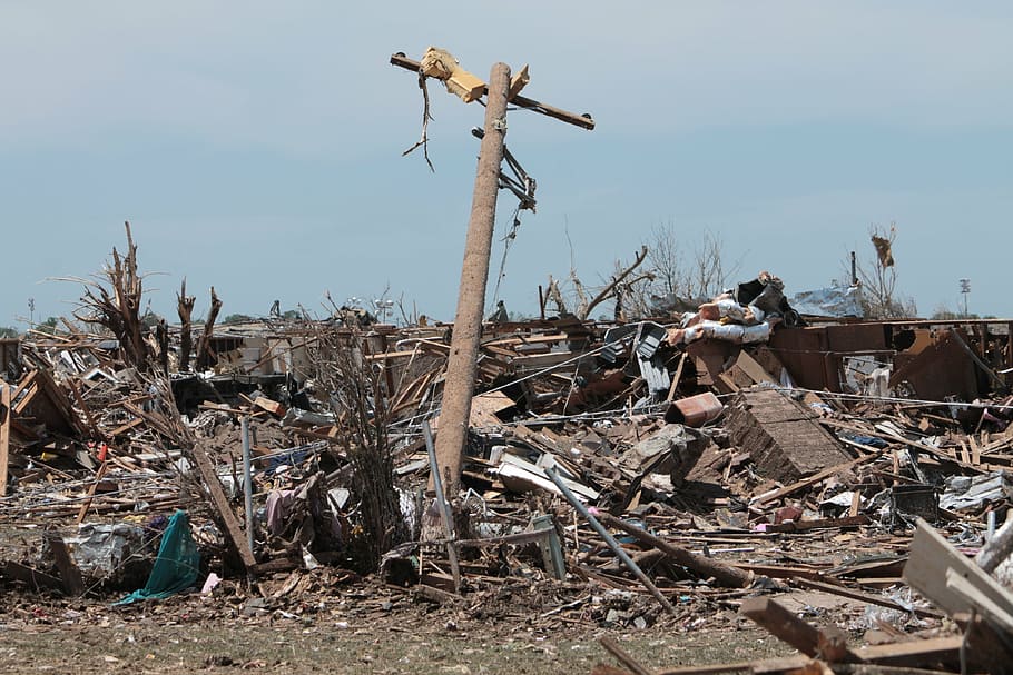 bolcar, ferralla, lot de components, moore, Oklahoma, tornado, desastre, ruïna, desastre natural, devastació, destrucció, destruït, cel, espatllat, naturalesa, arquitectura, demolida, dia, homes, ocupació, arbre, persones reals, edifici, fusta, material de fusta, estructura construïda, industria de la construcció, a l'aire lliure, exterior de l'edifici, longitud completa, planta, planta morta, arruïnat, 4K