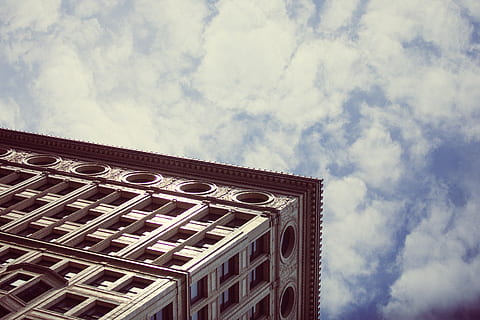 edificio, esquina, cubo, rectangular, cielo, arquitectura, estructura construida, nube - cielo, exterior del edificio, vista de ángulo bajo, día, nadie, naturaleza, al aire libre, ventana, ciudad, modelo, luz del sol, directamente debajo, característica arquitectónica, Distrito residencial, moderno, material de vidrio, arquitectura y arte, 2K, CC0, dominio público, libre de derechos