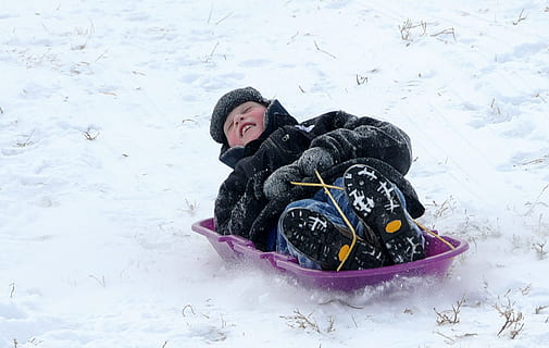 Schnee, Winter, kalt, Rodeln, Jahreszeit, Spaß, glücklich, Kind, Weihnachten, Schlitten, draußen, kalte Temperatur, Wintersport, warme Kleidung, Abenteuer, Kleidung, Natur, spielen, Kindheit, Menschen, Land, Tag, Feld, Männer, in voller Länge, echte Menschen, Hut, schneit, Unschuld, 1080P, CC0, gemeinfrei, lizenzfrei