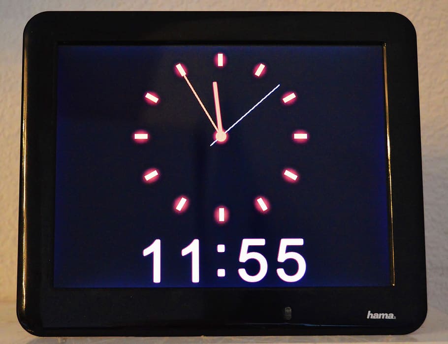 rellotge, electrònica, temps, temps indicatiu, 5 a les 12, cap gent, primer pla, tecnologia, a l'interior, dia, comunicació, signe, il·luminat, orientació, pantalla del dispositiu, text, símbol, guió occidental, pantalla, informació, color negre, vista d’angle baix, direcció, Color blanc, senyal direccional, pantalla digital, 4K