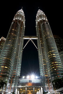 Malàisia, gratacels, edifici, estructura, cel, genial, edificis, urbà, referència, bonic, ciutat, arquitectura, composició, disseny, kuala lumpur, contemporani, acer, metall, finestra, alt, magnífic, asiàtic, viatjar, petronas, torre, perspectiva, nit, exposició llarga, llums, vertical, paisatge, il·luminat, exterior de l'edifici, a l'aire lliure, cap gent, paisatge urbà, estructura construïda, exterior d’edifici d’oficines, destinacions de viatge, vista d’angle baix, alta - alta, modern, turisme, vida de ciutat, districte financer, 8K, CC0, domini públic, lliure de regalies
