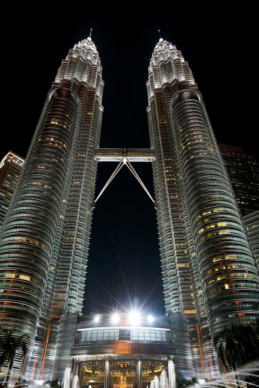 Malaysia, grattacielo, costruzione, struttura, cielo, grande, edifici, urbano, punto di riferimento, bellissimo, città, architettura, composizione, design, Kuala Lumpur, contemporaneo, acciaio, metallo, finestra, alto, magnifico, asiatico, viaggio, petronas, Torre, prospettiva, notte, lunga esposizione, luci, verticale, paesaggio, illuminato, esterno dell'edificio, all'aperto, nessuno, paesaggio urbano, struttura costruita, edificio per uffici esterno, destinazioni di viaggio, Inquadratura dal basso, alto - alto, moderno, turismo, vita di città, distretto finanziario, 8K