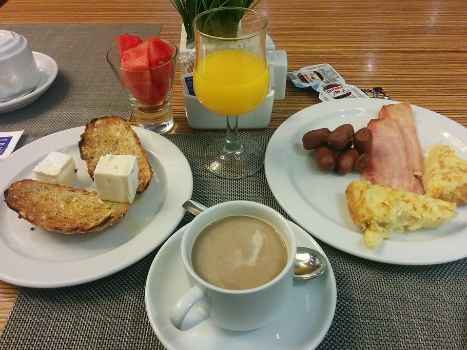 esmorzar, hotel, bufet, menjar i beguda, placa, beure, pa, a l'interior, menjar, taula, refresc, frescor, llest per menjar, cafè, benestar, tassa, cafè - beguda, utensili per menjar, alimentació saludable, vidre, mida de la porció, vaixella, cap gent, plat, ganivet de taula, 2K